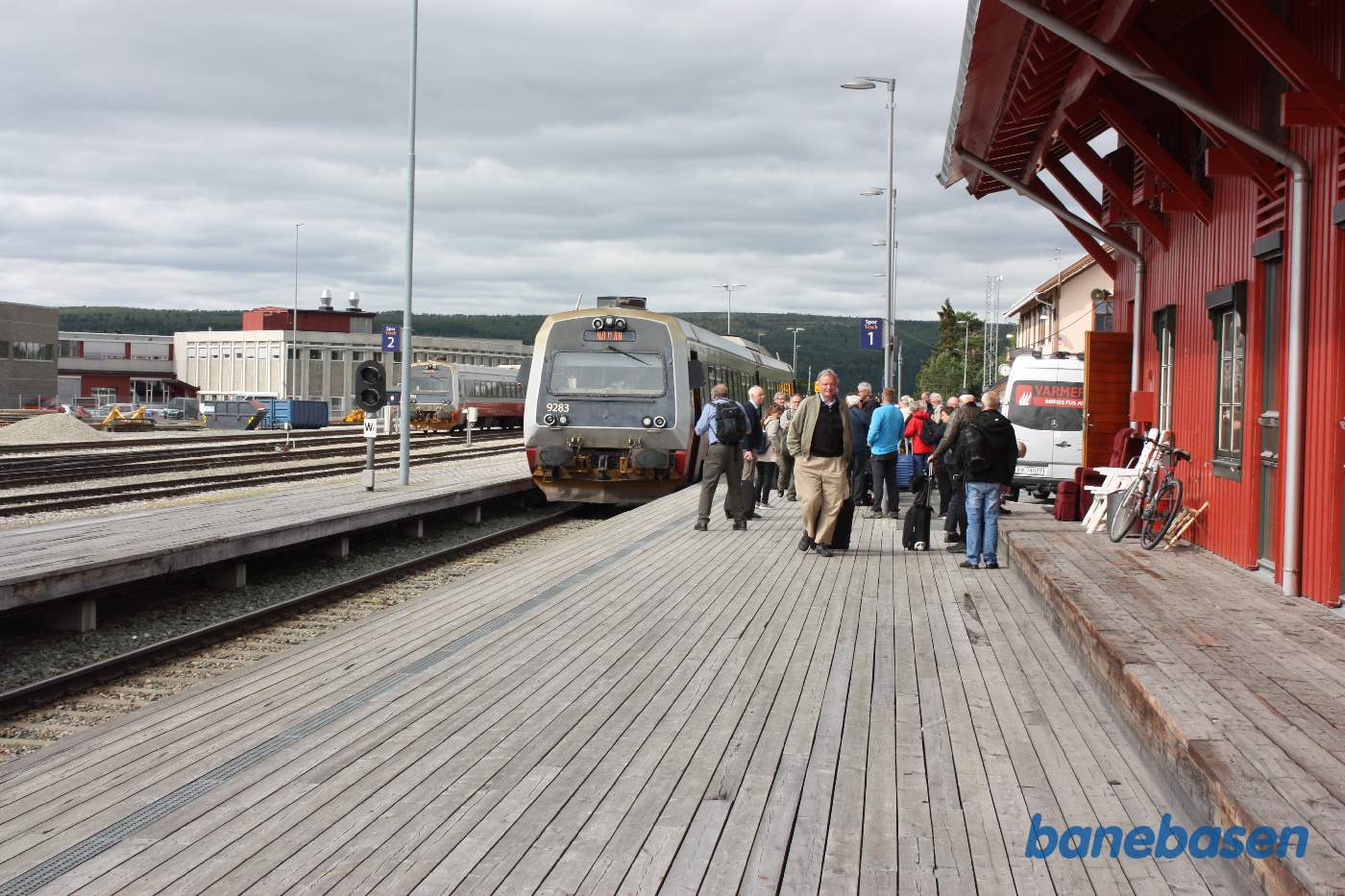 Gæsterne står på perronen og nogen skal lige have et billede eller to