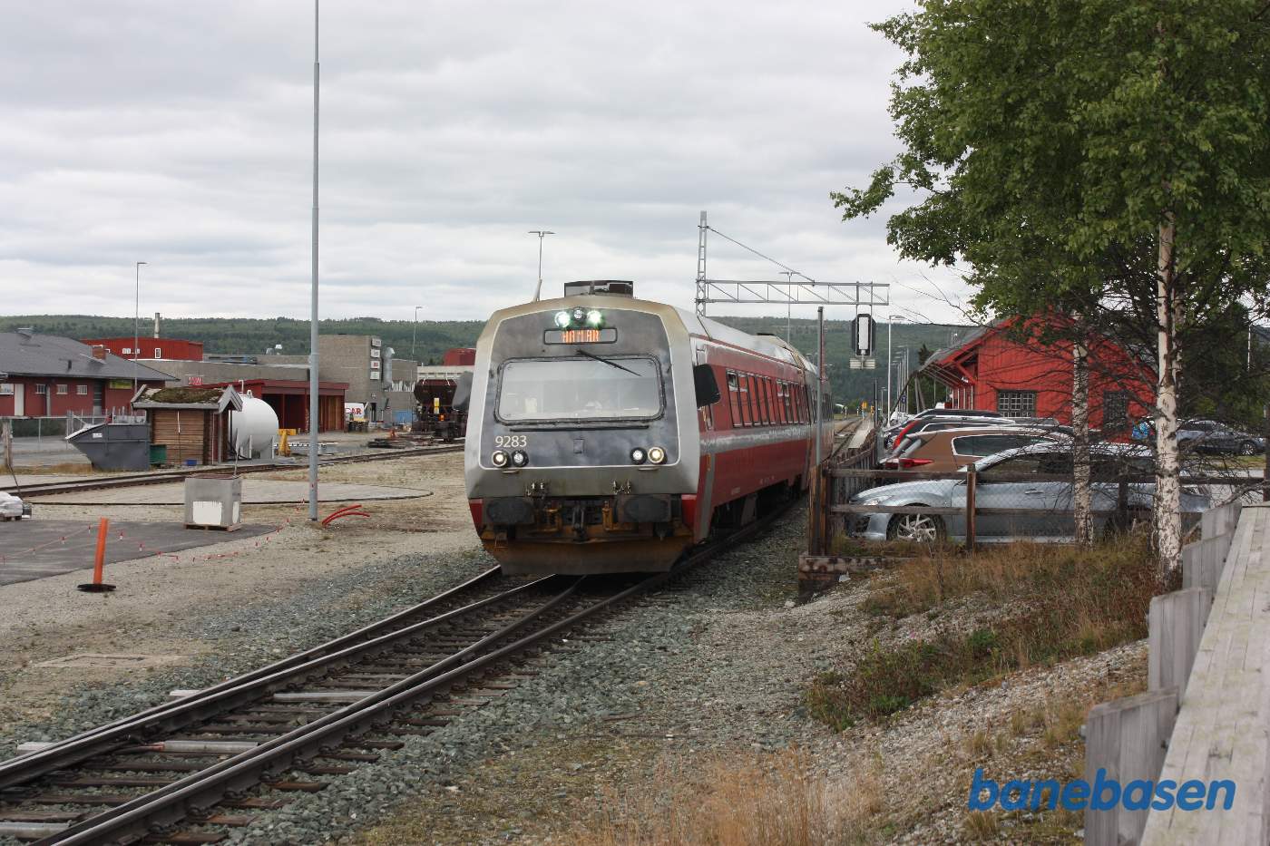 Nok et tog kører ned gennem Østerdalen til Hamar