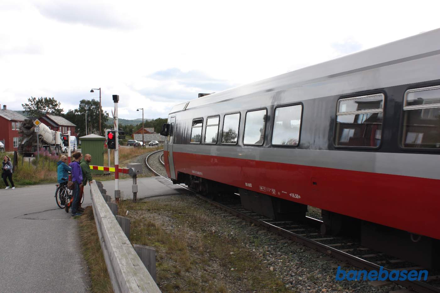 Toget passerer overkørslen lige øst for stationen