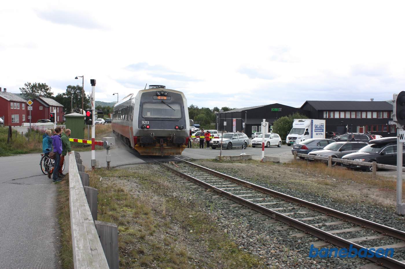 Toget passerer overkørslen lige øst for stationen