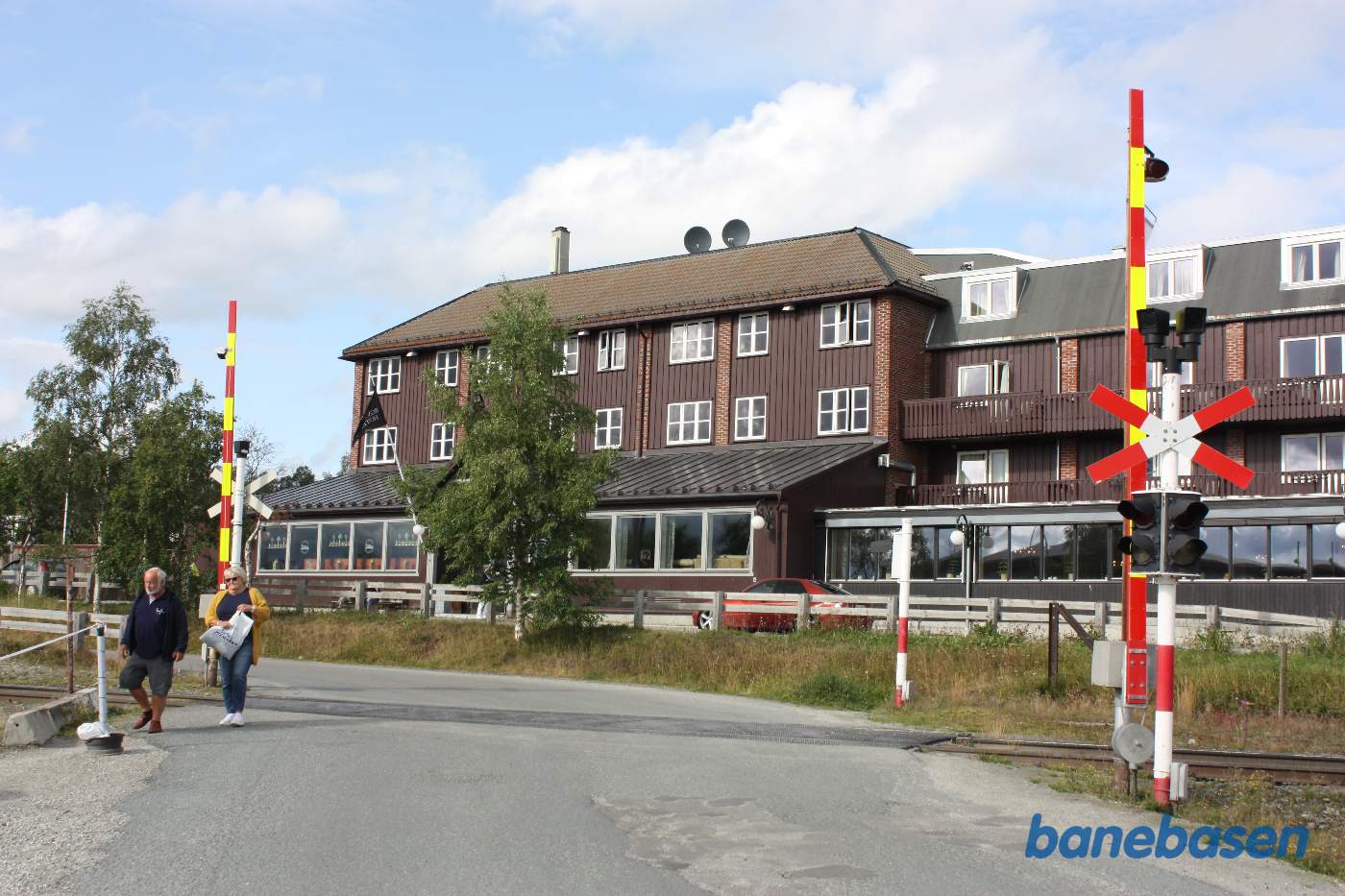 Overkørslen lige øst for stationen med hotellet i baggrunden