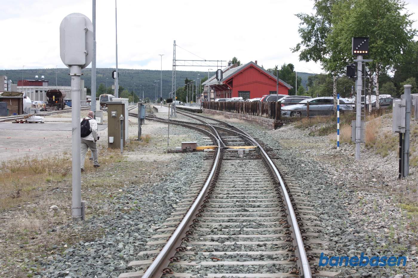 Et vue fra overkørslen ind på stationen, remisen til venstre