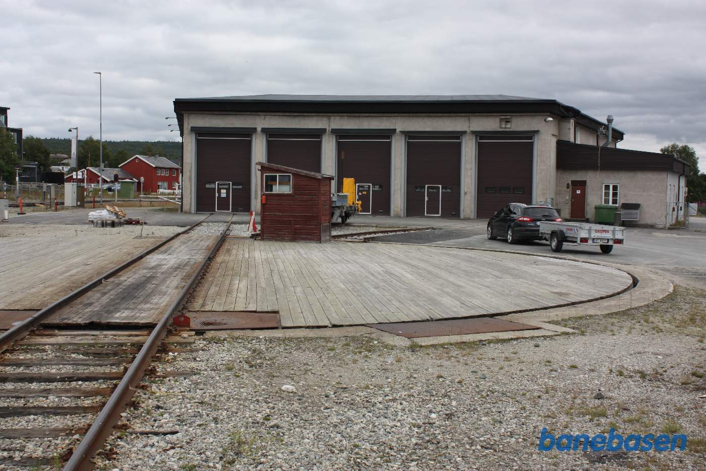 Den overdækkede drejeskive og rundremisen bagved. Overdækningen sikrer, at drejeskivegraven ikke fyldes op med sne der skal graves op før skiven kan drejes