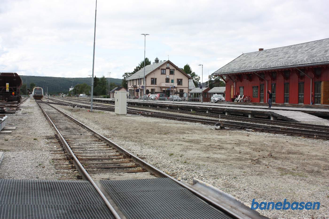 Stationsbygningen og varehuset set fra remiseområdet