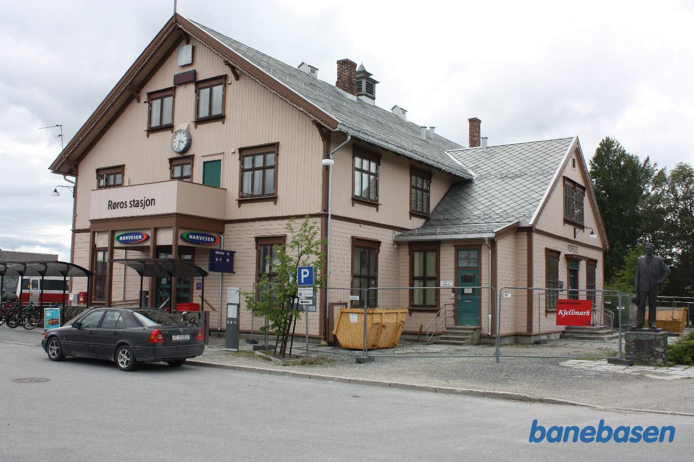 Stationsbygningen set fra vejen