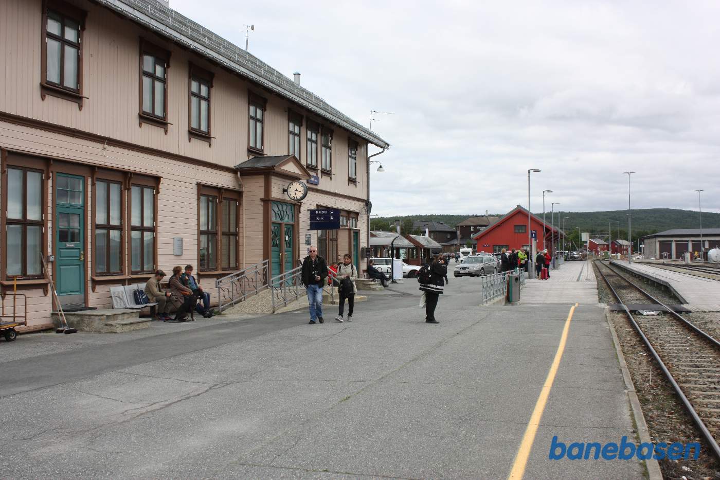 Stationsbygningen set fra perronen, remisen ses helt ude til højre