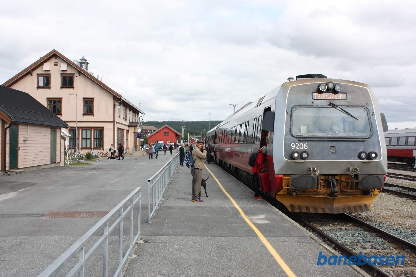 Persontog til Trondheim holder ved perron