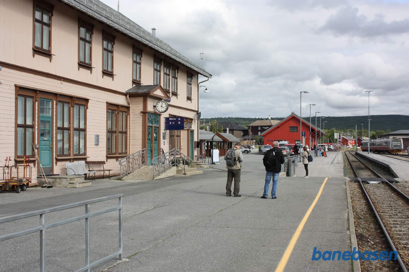 Stationsbygningen set fra perronen