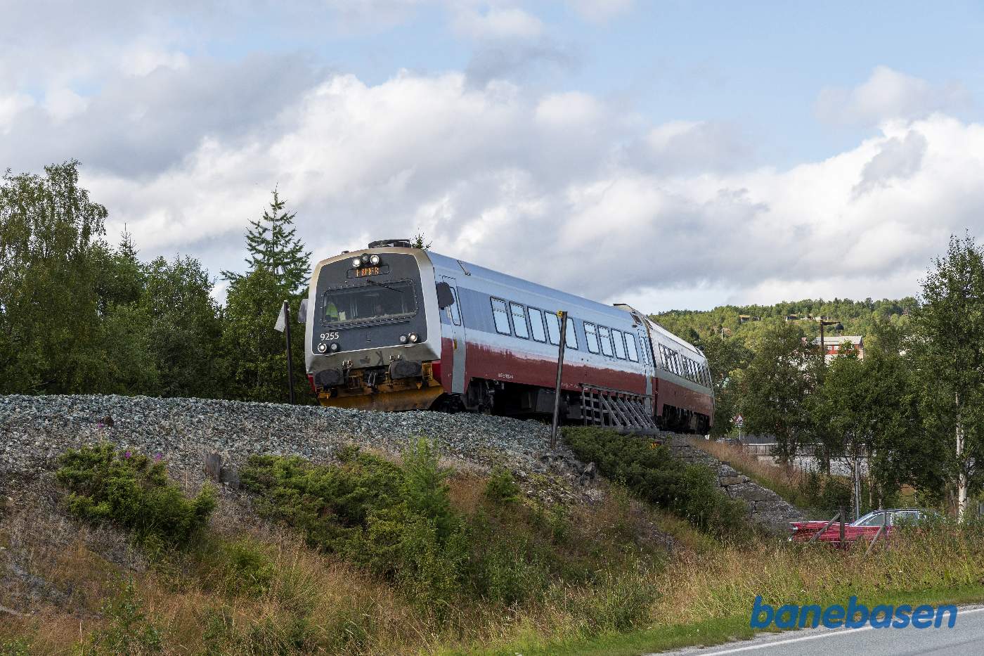 Persontog på vej ned gennem Østerdalen til Hamar er i den store kurve øst for stationen