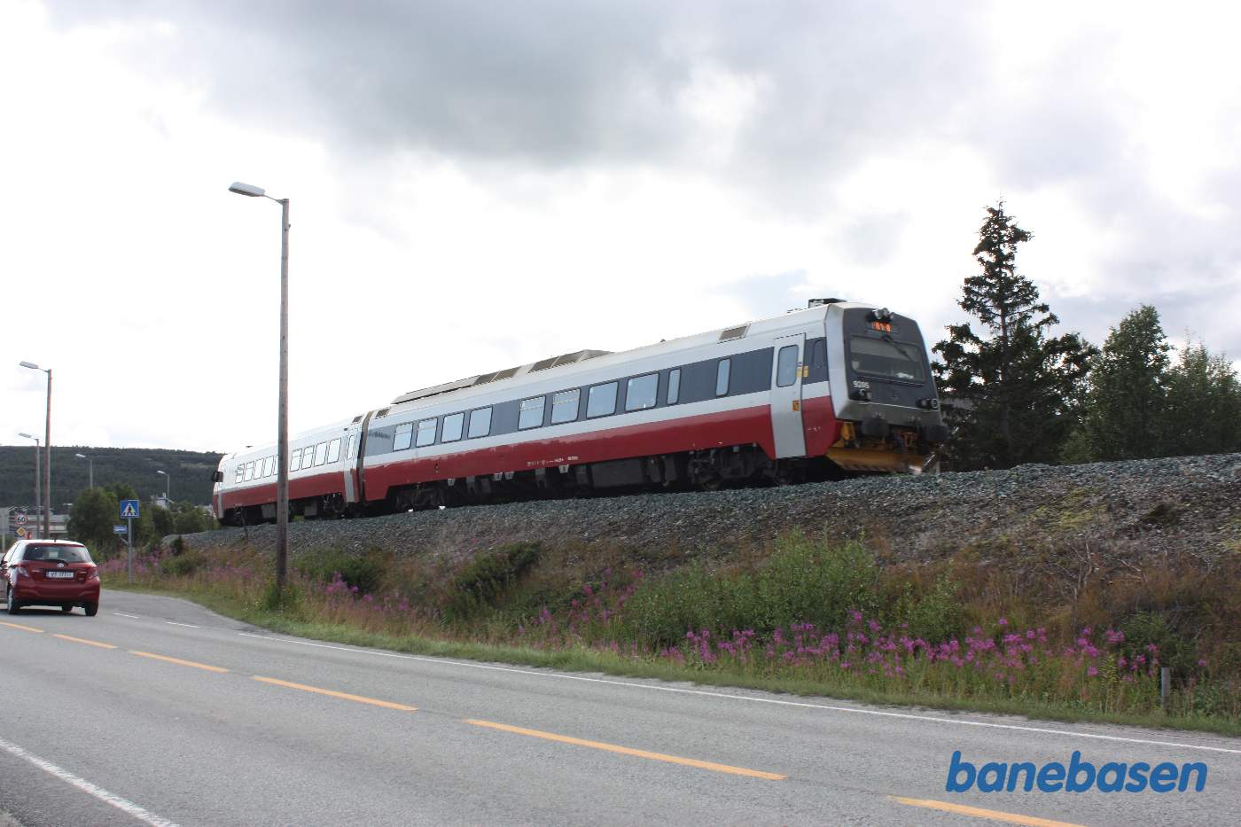 Persontog på vej ned gennem Østerdalen til Hamar er i den store kurve øst for stationen