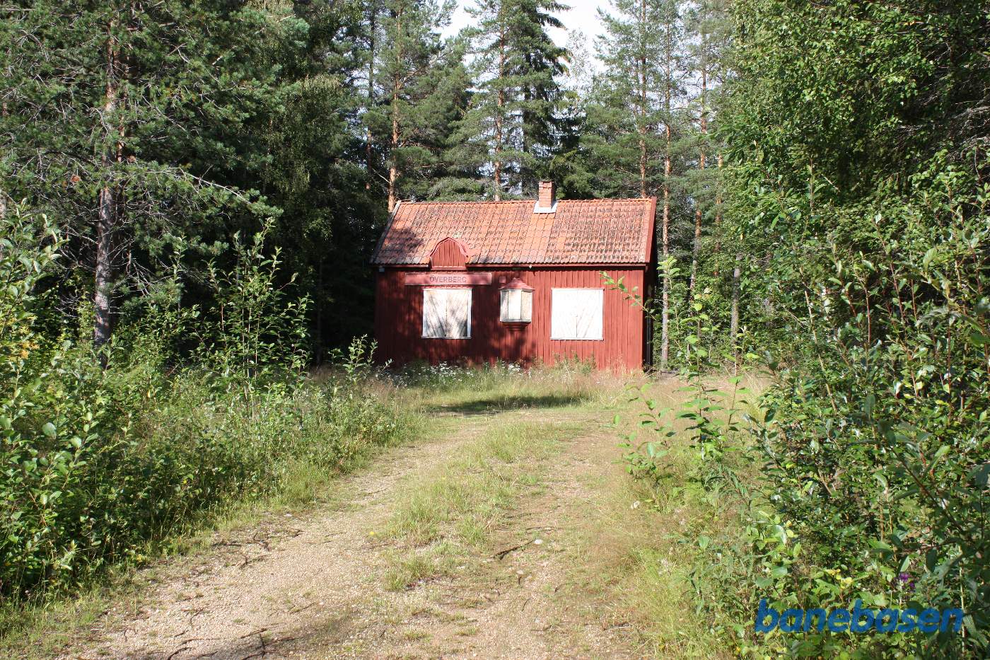 I skovens dybe stille ro, ligger en stationsbygning