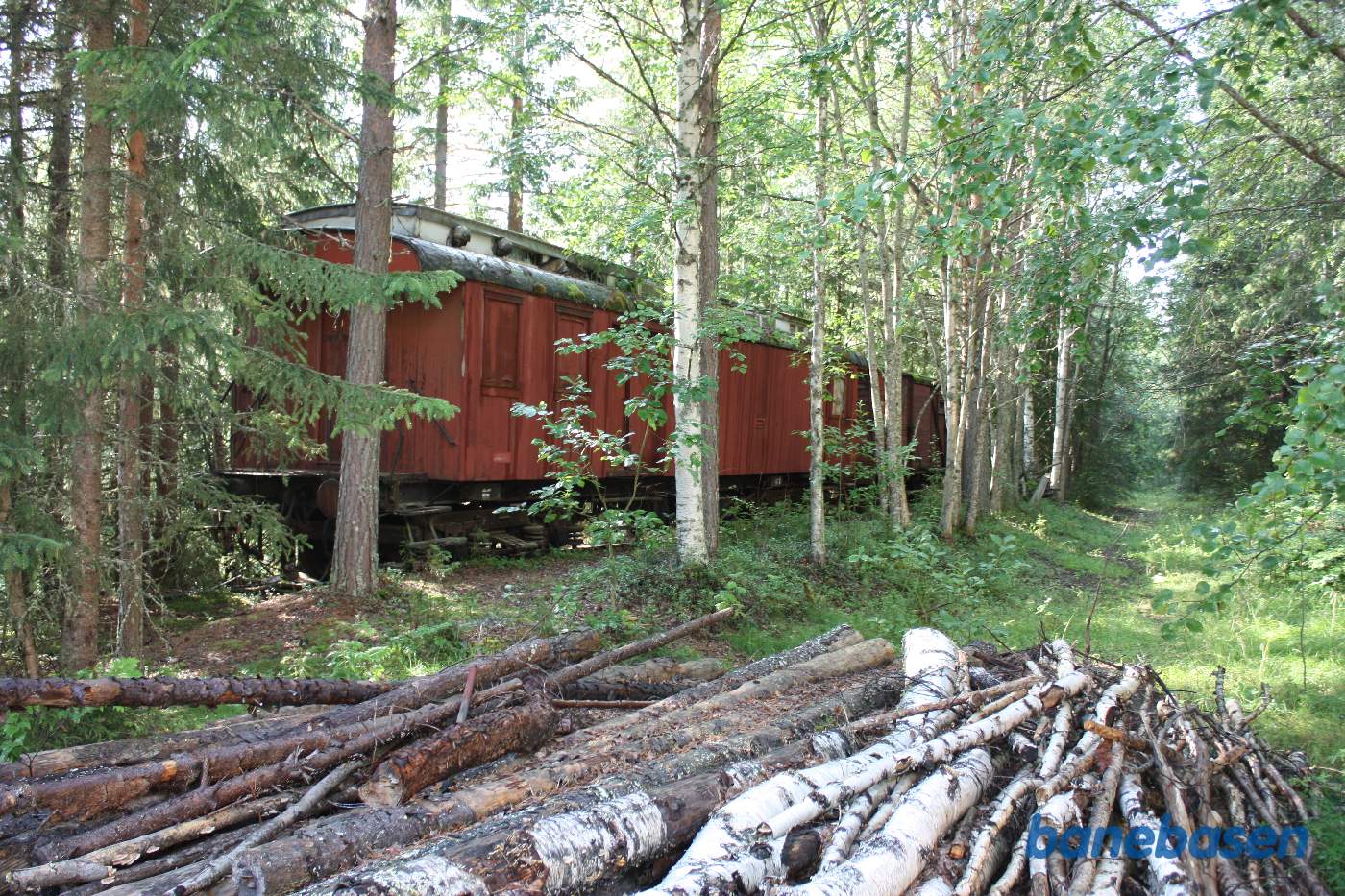 På resterne af sidesporet står nogle efterladte vogne