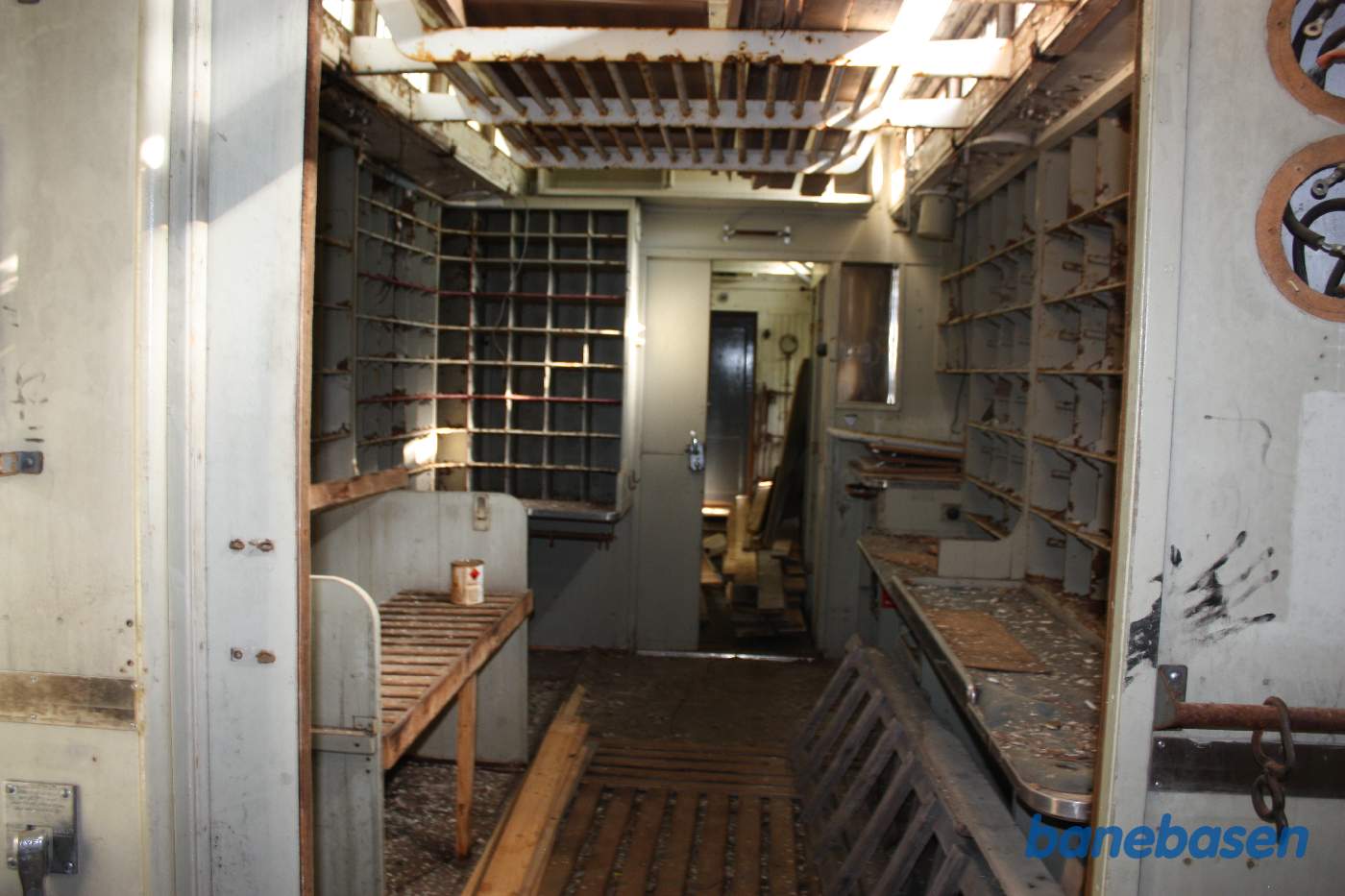 Vi er inde i postvognen der ser noget medtaget ud