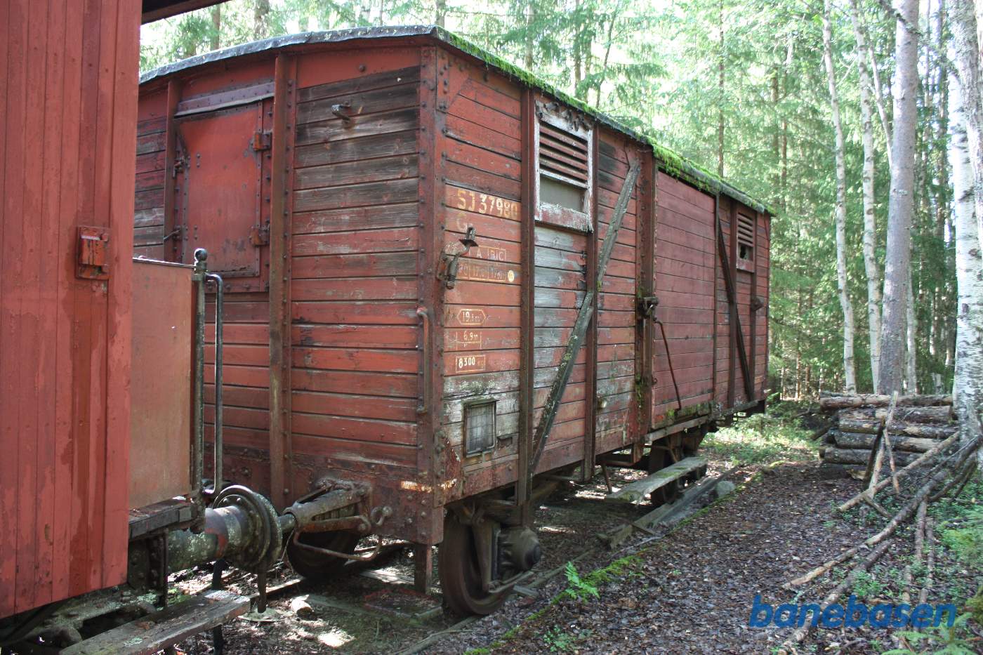 Sammen med postvognen er en lukket godsvogn