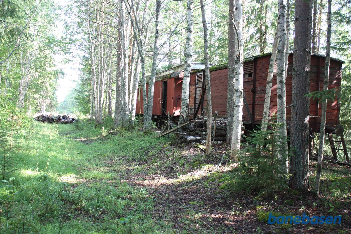 På resterne af sidesporet står nogle efterladte vogne