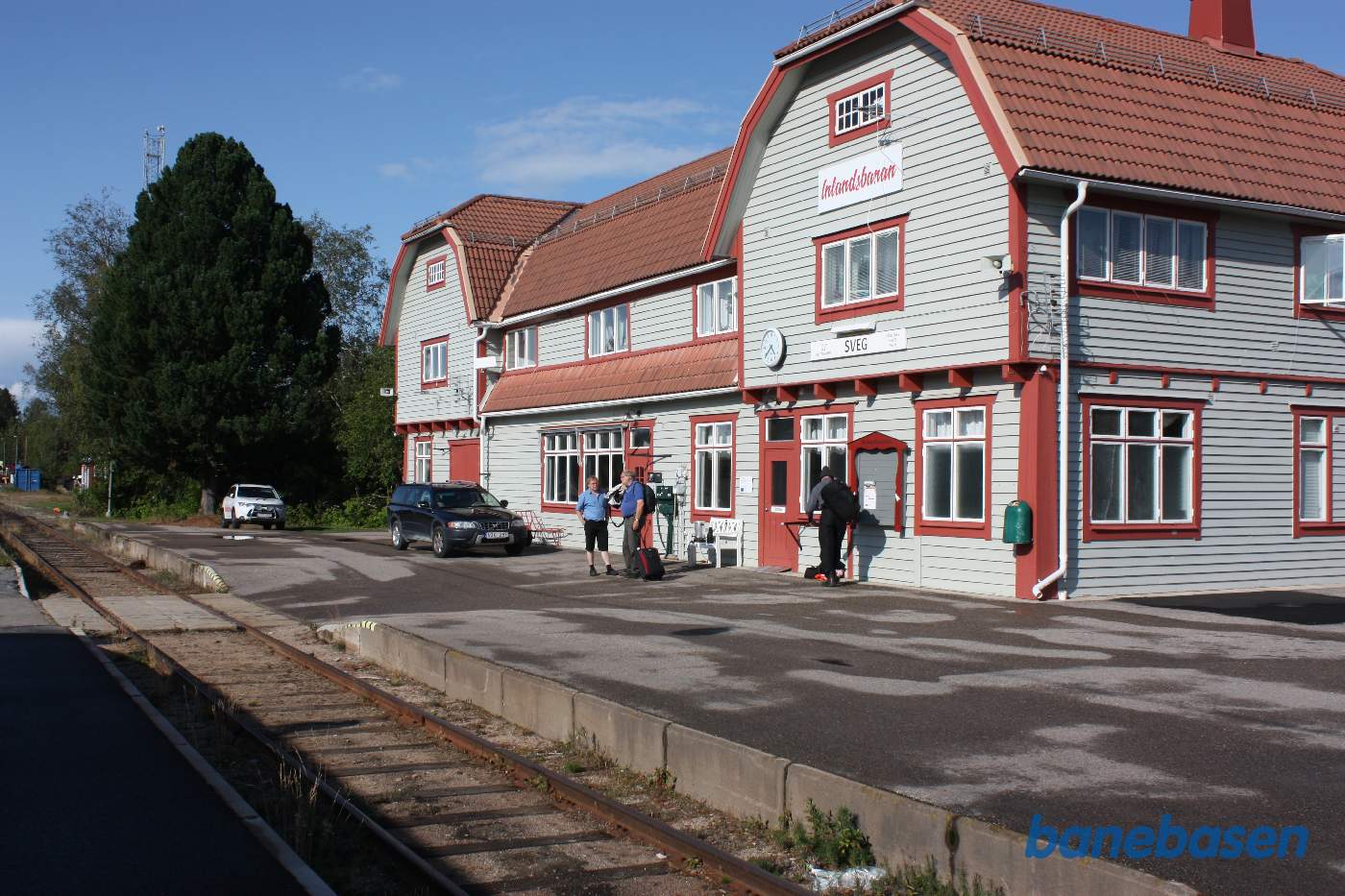 Stationsbygningen set fra perronen