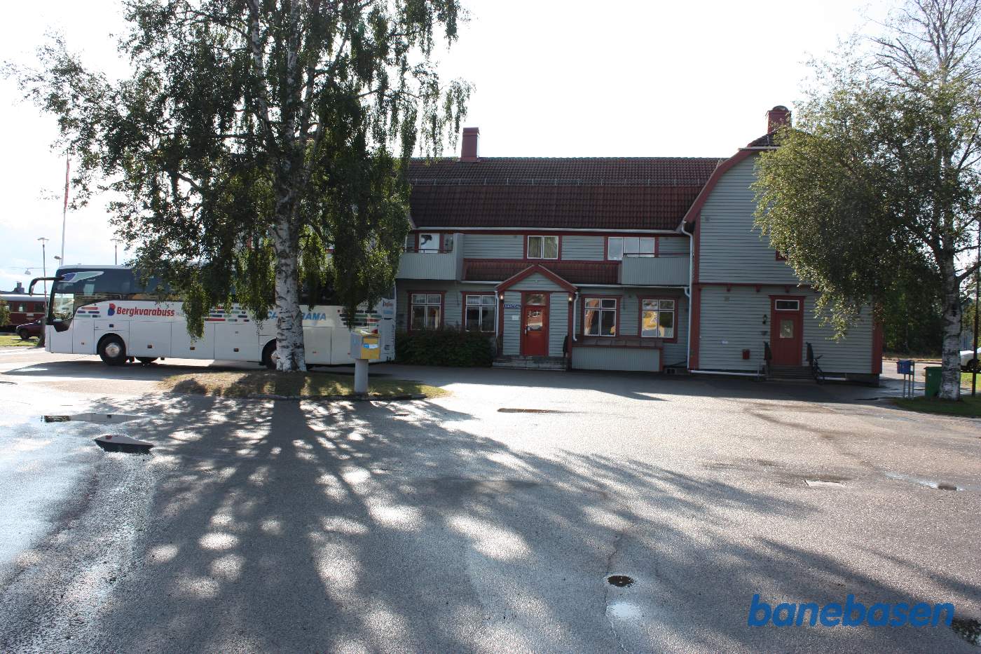 Stationsbygningen set fra vejen