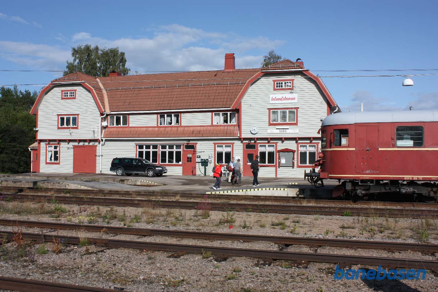 Stationsbygningen set fra perronen