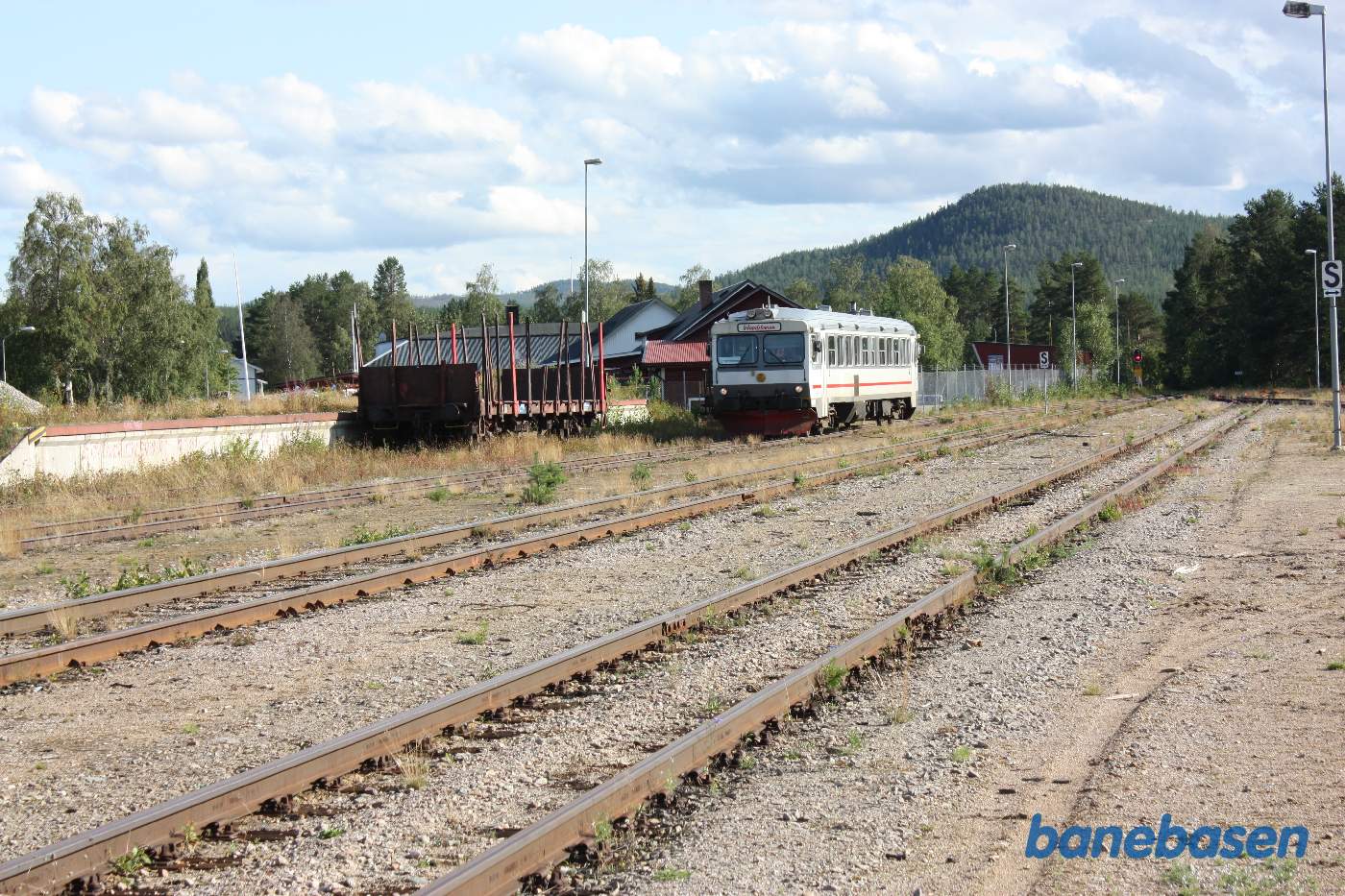 Ordinært tog på vej ind på stationen