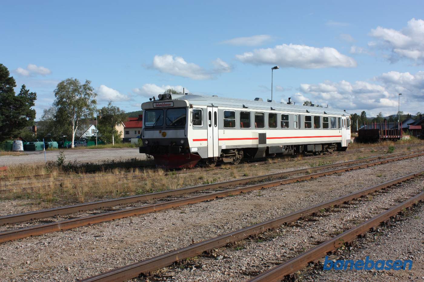 Ordinært tog på vej ind på stationen
