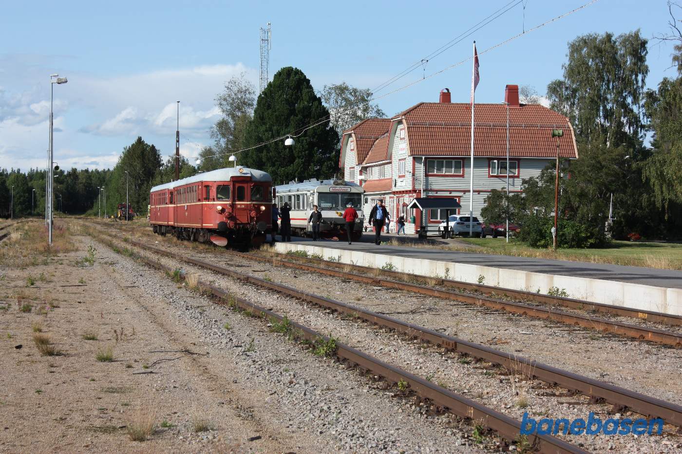 Så holder der to tog på stationen