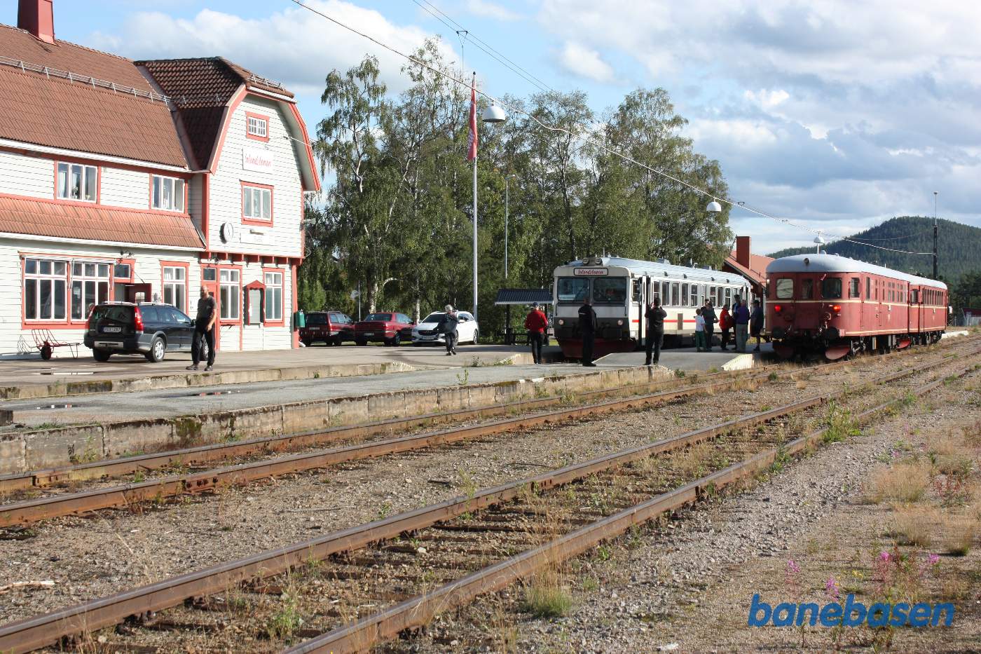 Så holder der to tog foran stationsbygningen