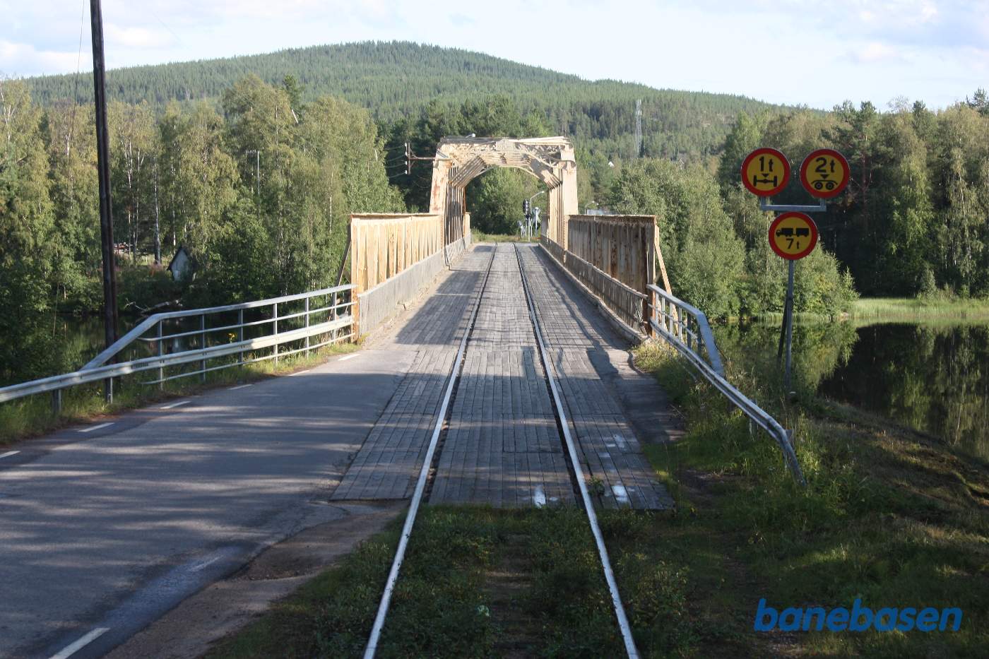 Vi fortsætter sydpå og kort efter vi har forladt Sveg, triller vi over Mankellbron igen, her set ud af frontruden i sydlig retning