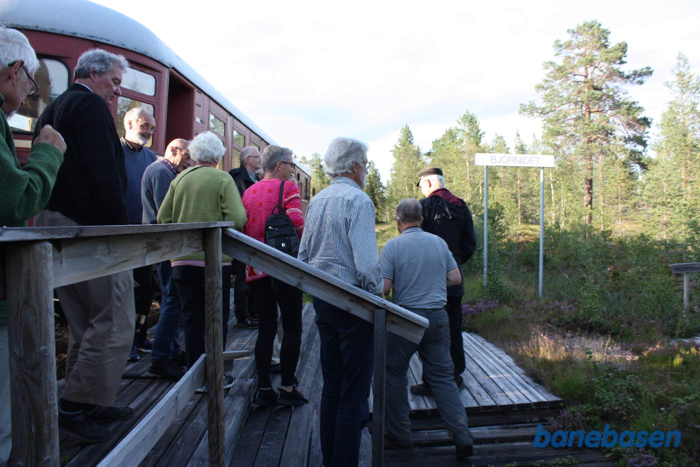 Samme sted er etableret et kort trinbræt "Björnidet". Cirka 100 meter fra trinbrættet har en bjørn etableret et vinterskjul, som alle skulle hen at se
