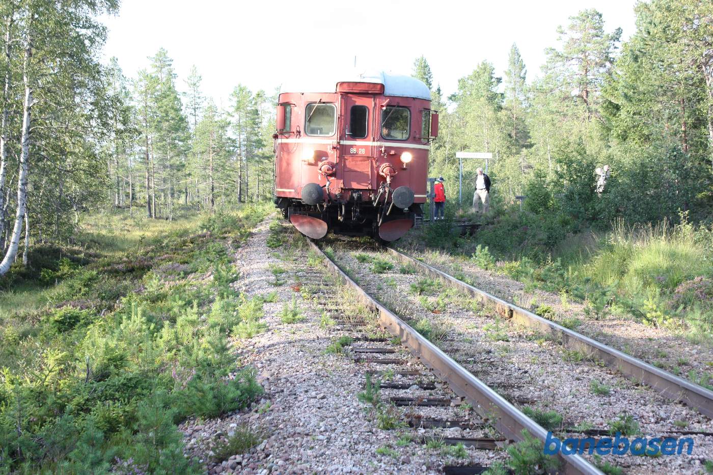 Toget holder ved trinbrættet