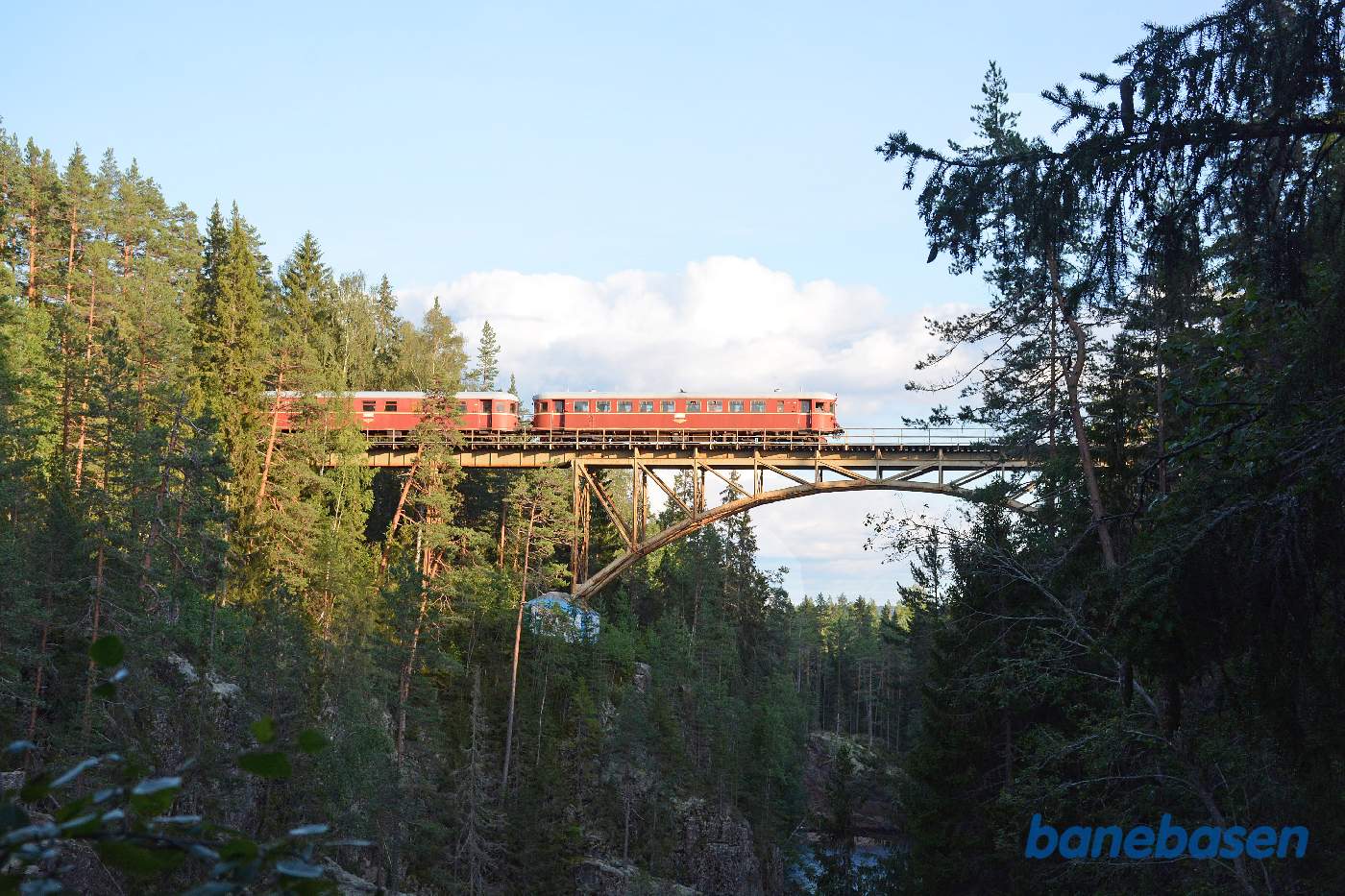 Motortoget holder oppe på den høje bro mens gæsterne er gået ned til elven for at fotografere