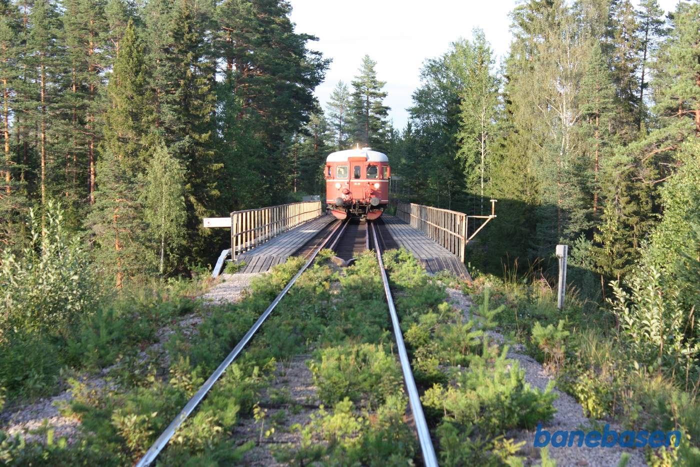 Motortoget holder ude på broen