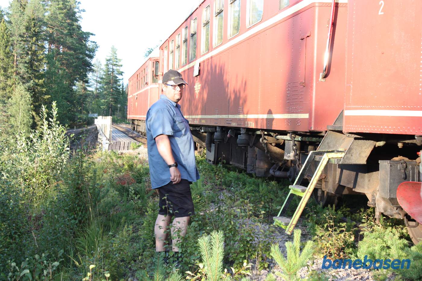 Motortoget er kørt frem, så gæsterne lettere kan komme op i motorvognen, bemærk de specielle mobile ekstra trin