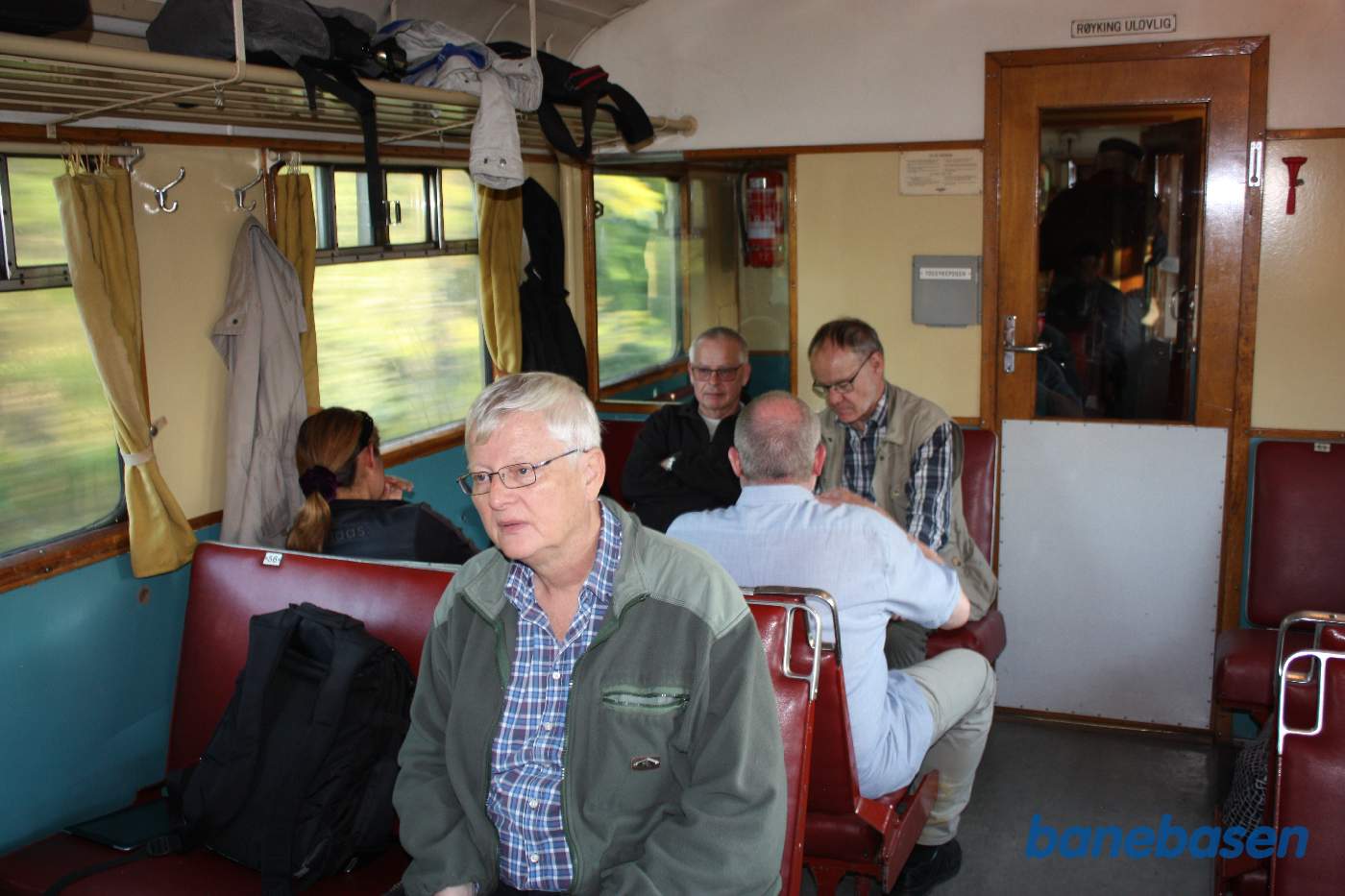 Et vue inde i motorvognen med de glade gæster