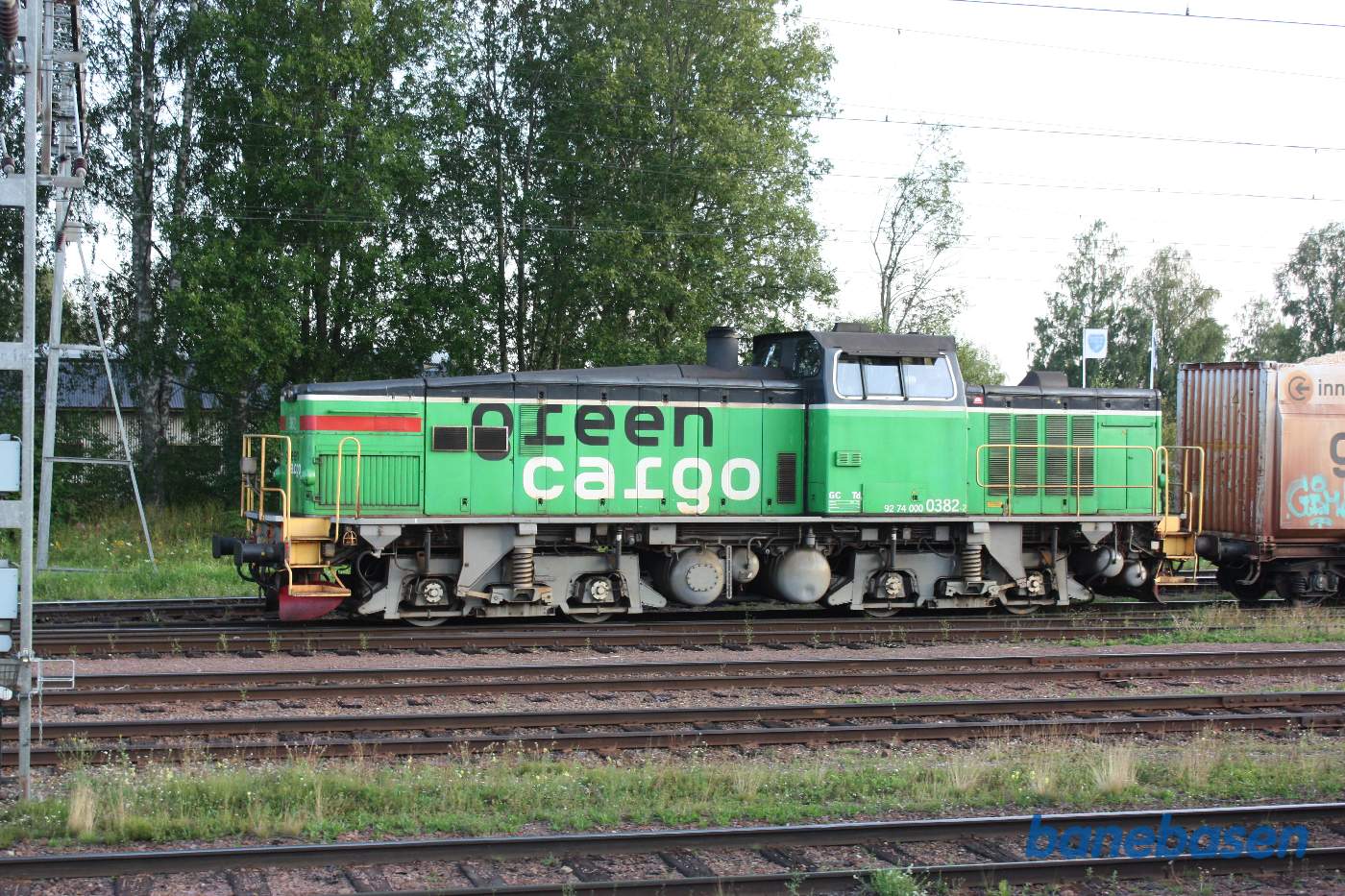 Et grønt Green Cargo lokomotiv med godsvogne