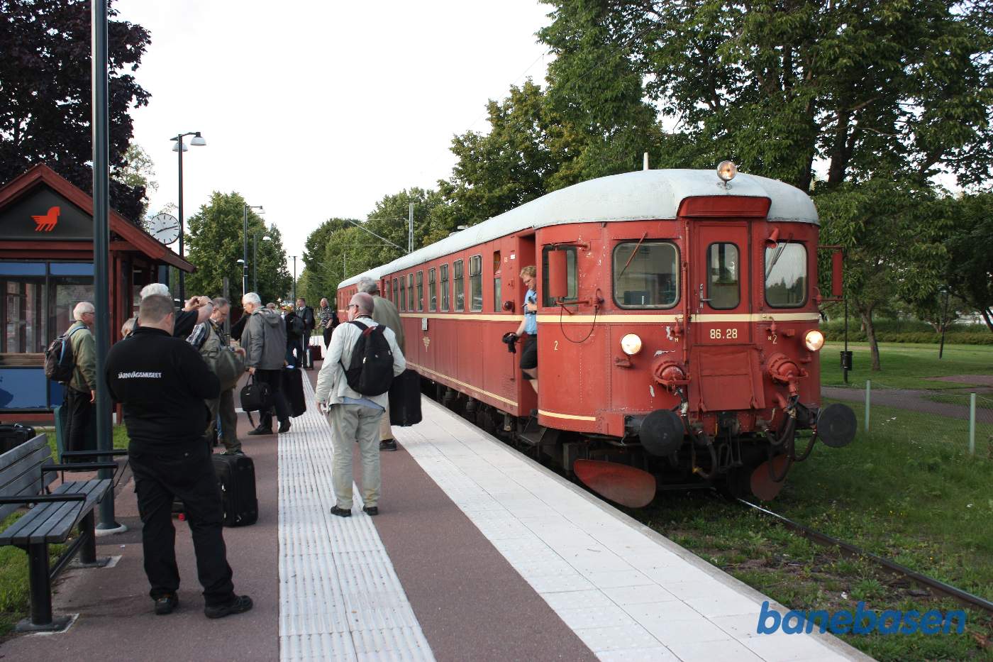 Motortoget er nået frem til trinbrættet, hvor der kun er få hundrede meter til hotellet, så her stiger alle gæsterne ud
