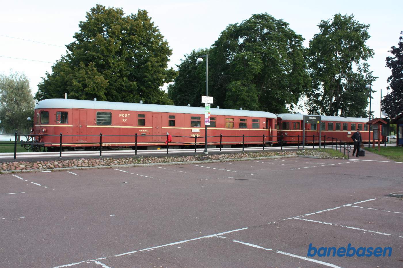 Motortoget er tømt og togføreren forlader som den sidste trinbrættet for at gå til hotellet