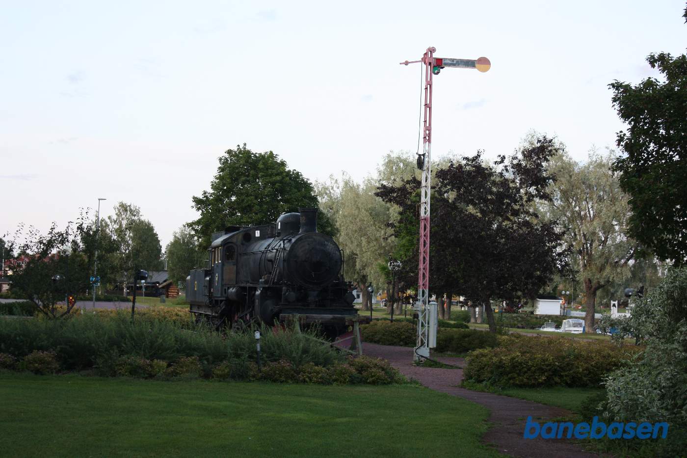 I parken ned mod søen er opstillet et damplokomotiv og et armsignal