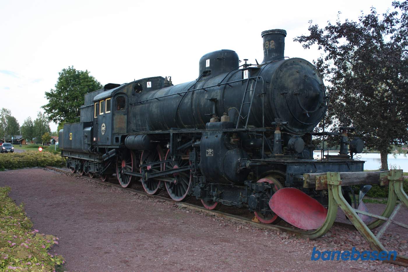 I parken ned mod søen er opstillet et damplokomotiv