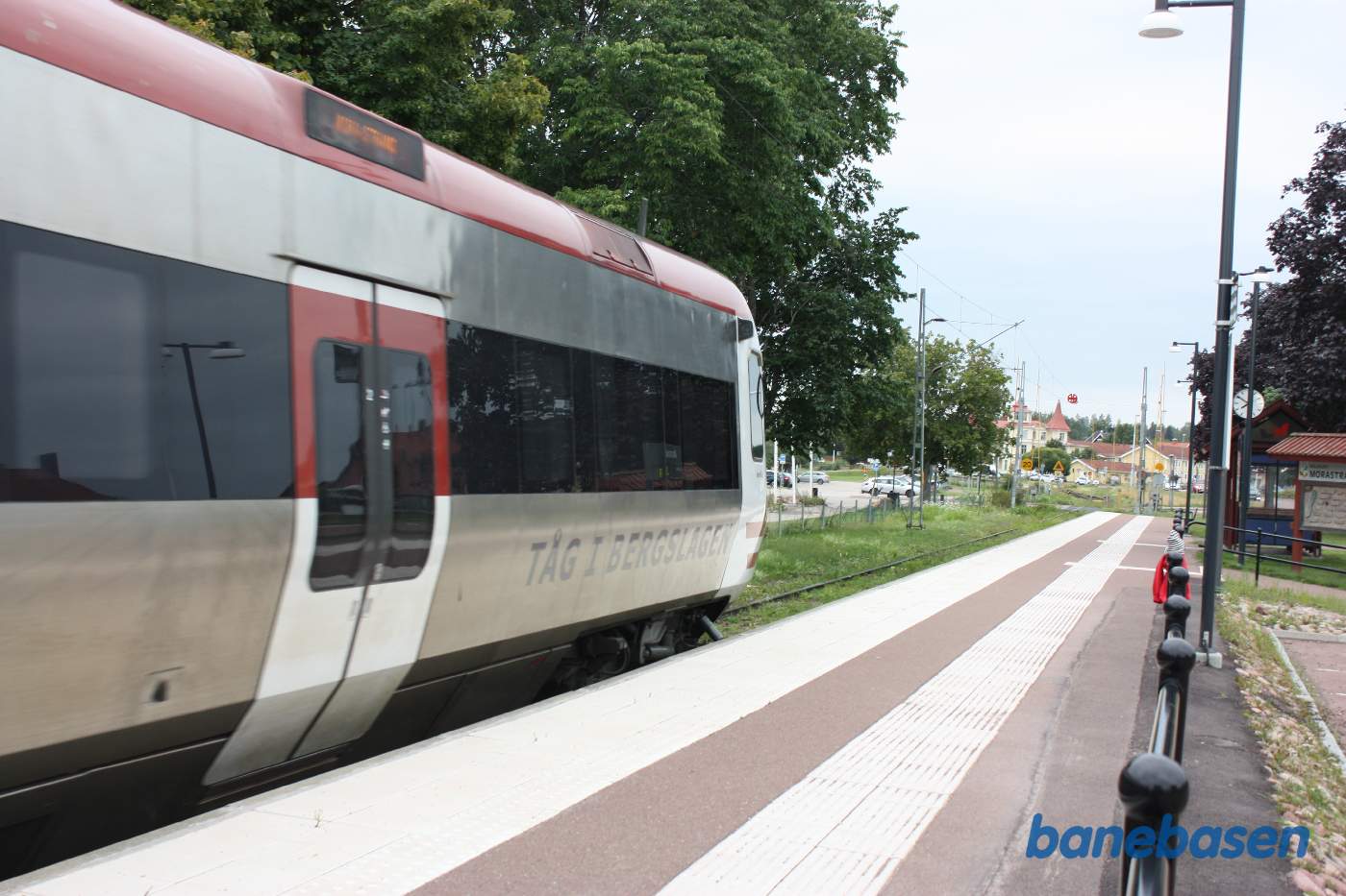 Et ordinært persontog holder ved trinbrættet