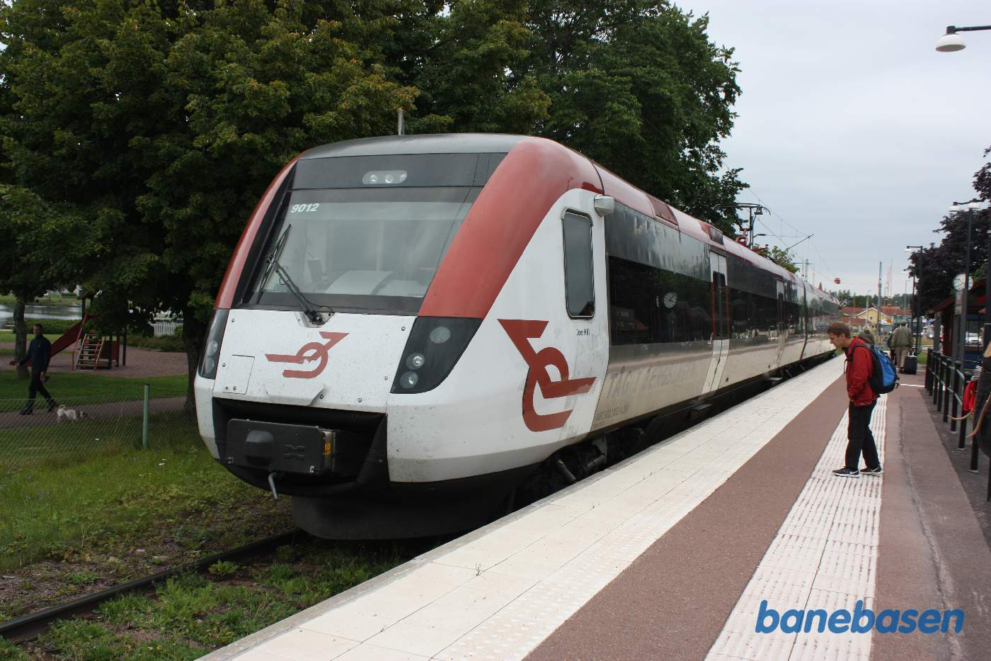 Et ordinært persontog triller fra trinbrættet