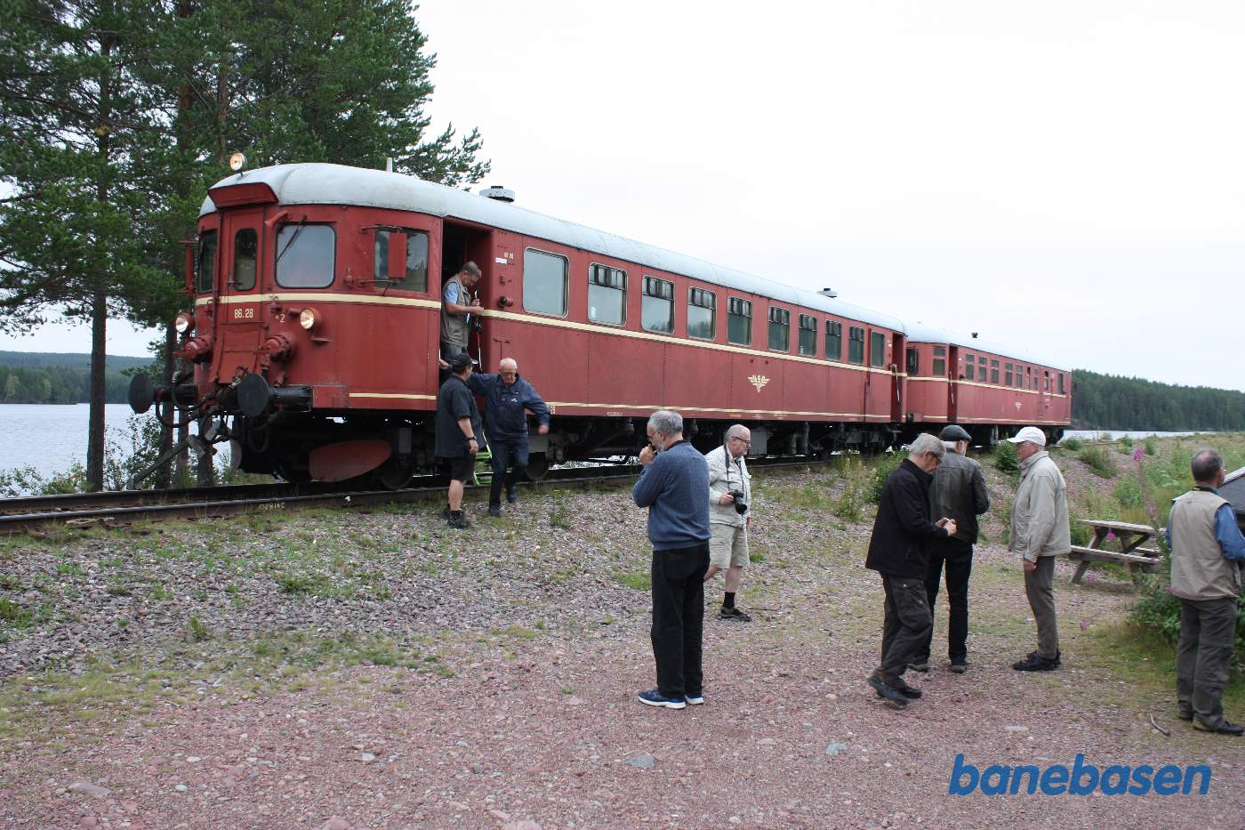 Fotostop ved en af banens lange lige dæmninger ude i søen, gæsterne myldre ud af toget