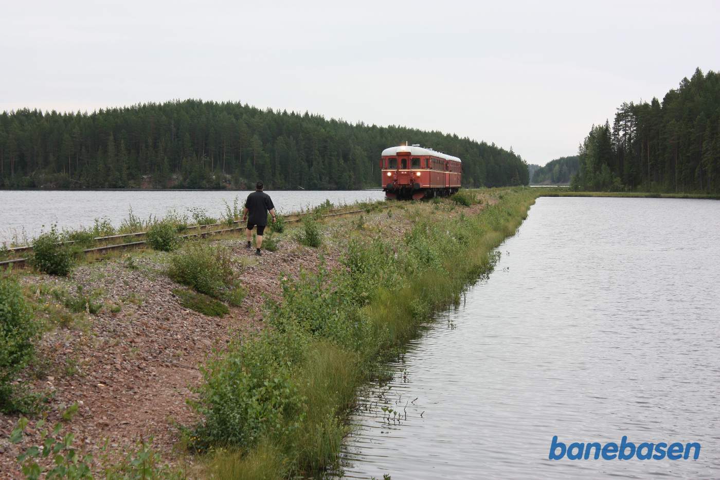 Fotostop ved en af banens lange lige dæmninger ude i søen, toget trillet tilbage på strækningen mens fotostop arrangøren ser til