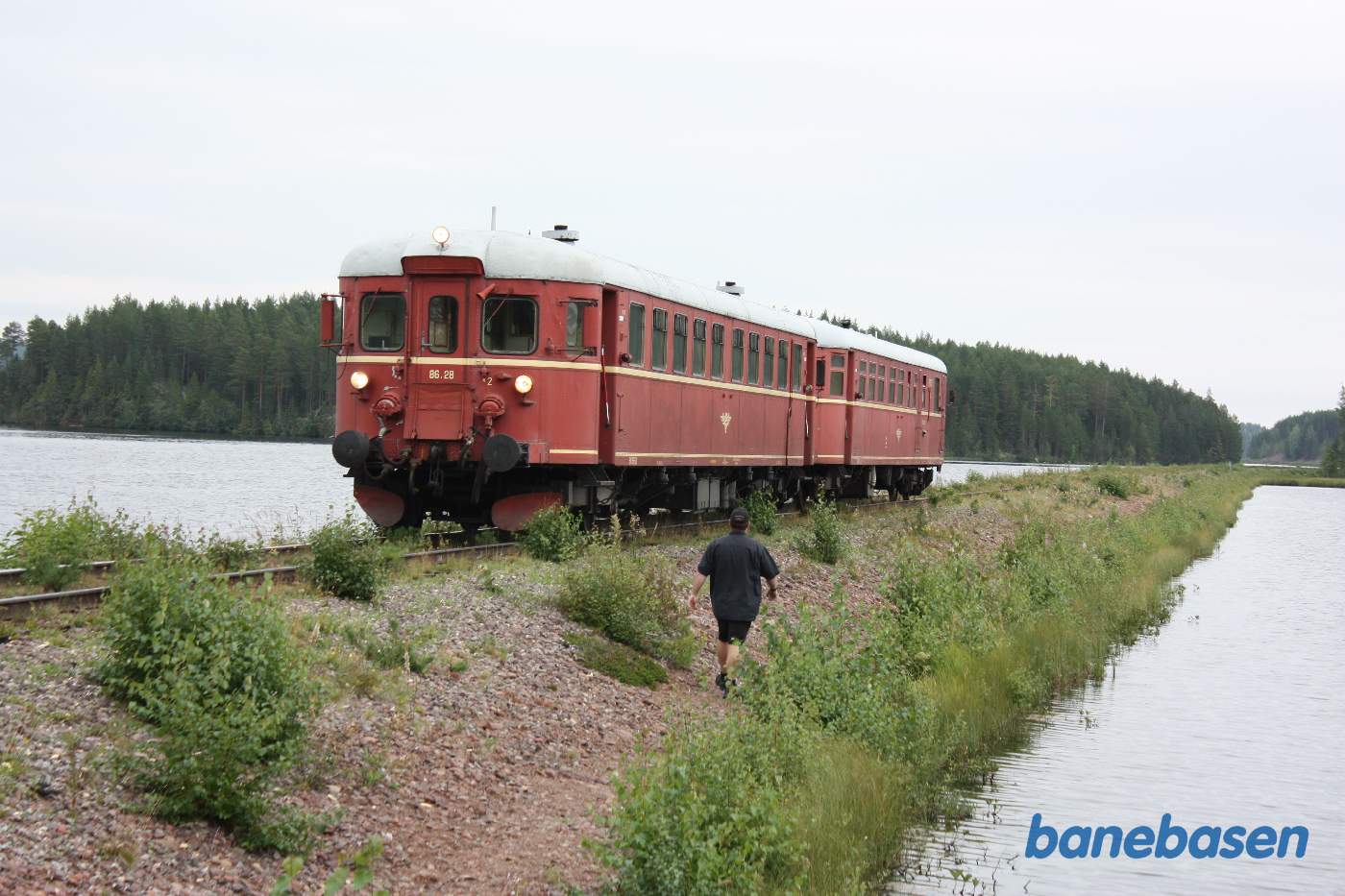 Fotostop ved en af banens lange lige dæmninger ude i søen, toget trillet tilbage på strækningen mens fotostop arrangøren ser til