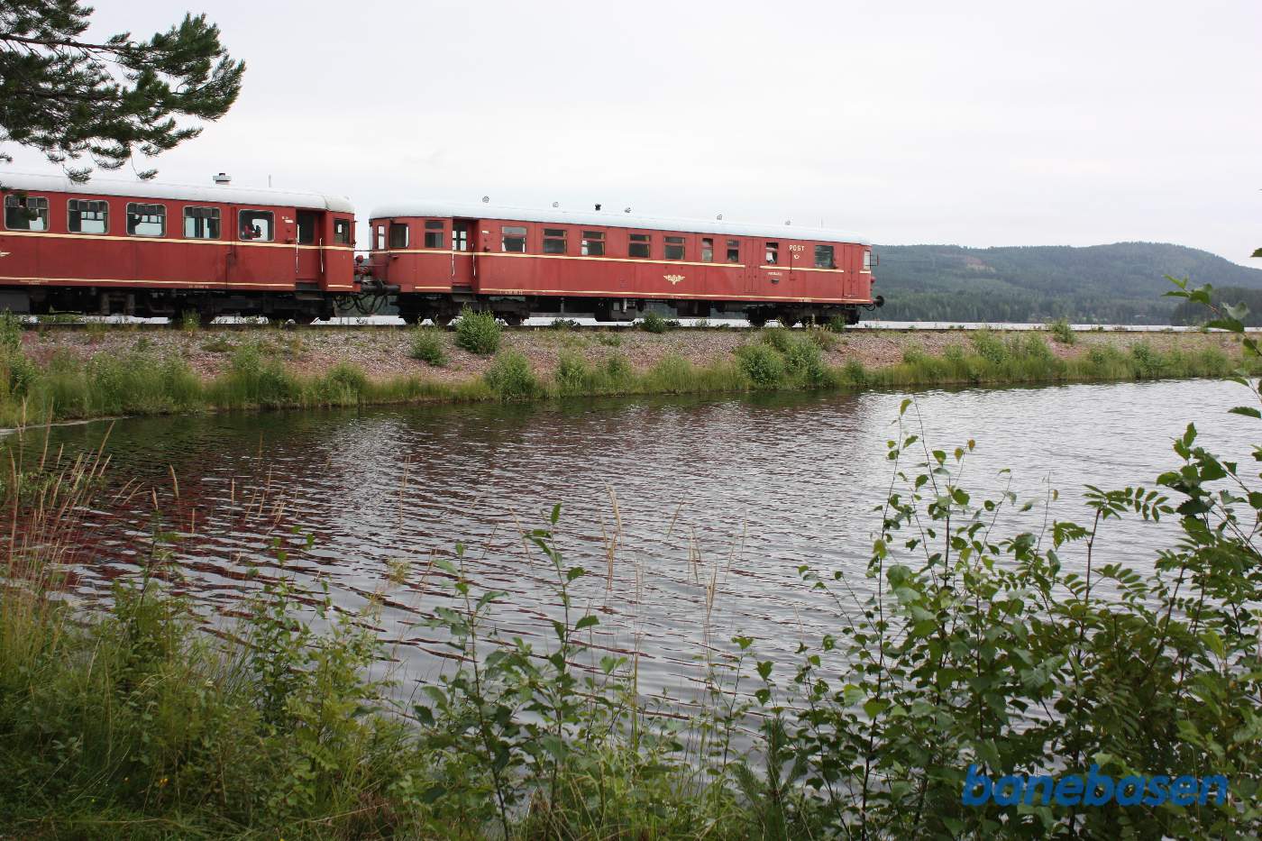 Fotostop ved en af banens lange lige dæmninger ude i søen, toget er nu kørt frem, mens fotograferne havde travlt, her ses toget lidt fra siden