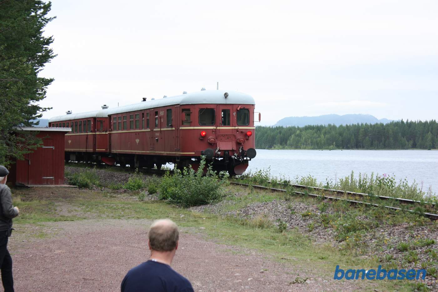 Fotostop ved en af banens lange lige dæmninger ude i søen, toget er kørt længere frem og har passeret gæsterne