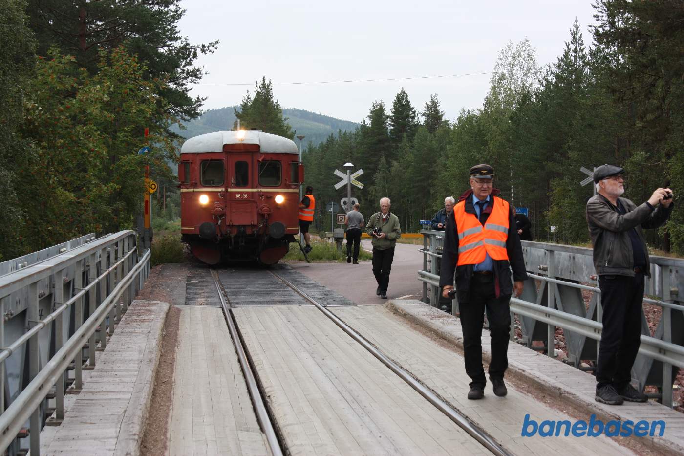 Lidt senere har vi et nyt fotostop. Toget holder foran en fælles jernbane- og vejbro, gæsterne har nu forladt toget
