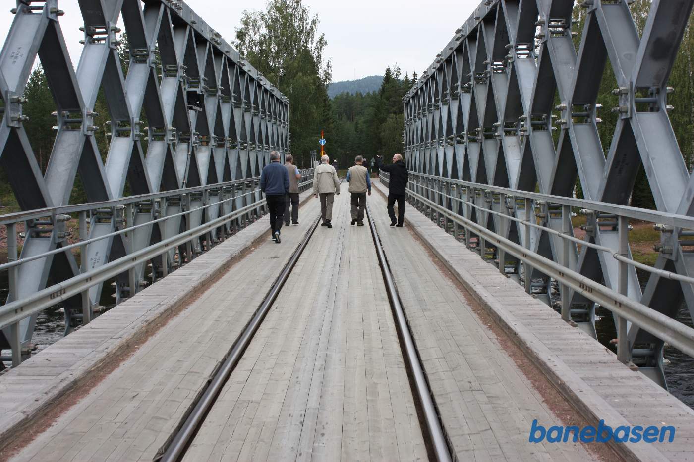Nogen af gæsterne vandre over broen for at fotografere toget, når det kører over broen