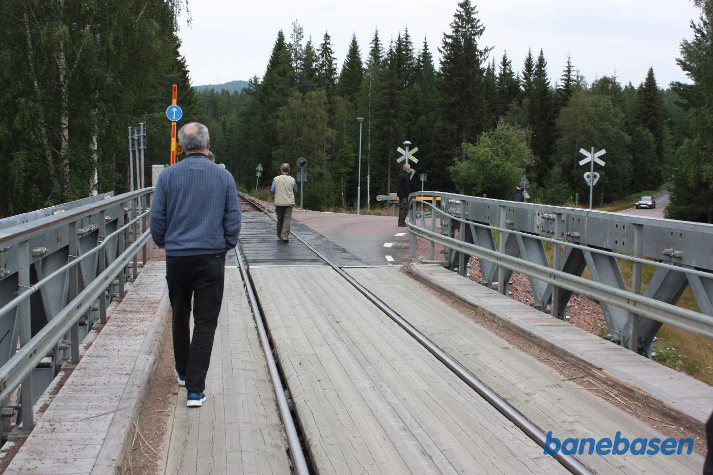Vi er kommet over på den anden side af elven, en bil nærmer sig broen