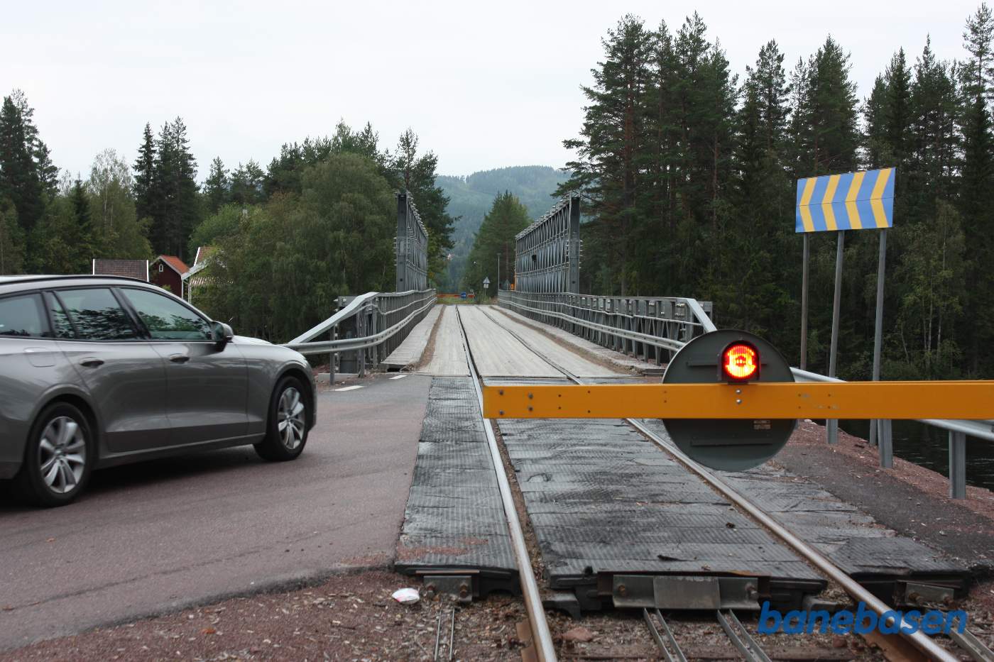 Toget er kørt over broen og bilerne har fået lov til at køre over broen