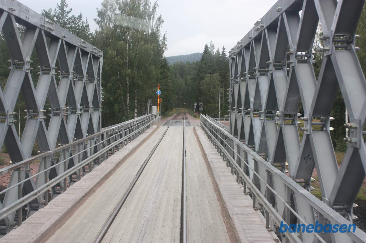 Et bagskud et sted på strækningen mellem tømmerpladsen og Mora, her på vej tilbage over den kombinerede jernbane- og vejbro